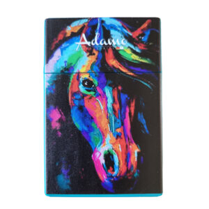 Blauw sigarettendoosje met op de voorkant een afbeelding van een paardenhoofd in verschillende kleuren