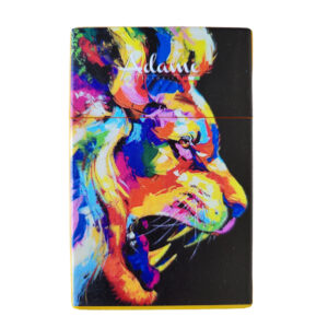Geel sigarettendoosje met een afbeelding van een mooie leeuwenkop op de voorkant in verschillende kleuren