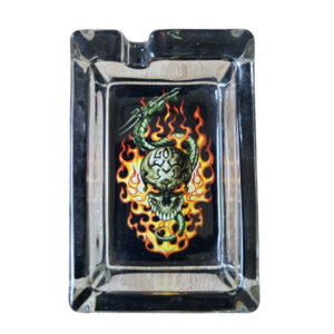 Kleine glazen asbak met een stoere afbeelding van een schedel met vuur en een draak op de achtergrond