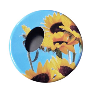 zakasbakje met zonnebloemmotief. Sluit met draaideksel.