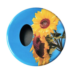 zakasbakje met zonnebloemmotief. Sluit met draaideksel.