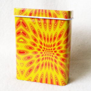 Sigarettendoosje geel met oranje motief