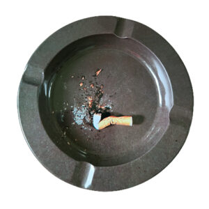 Asbak uitgedrukte sigaret