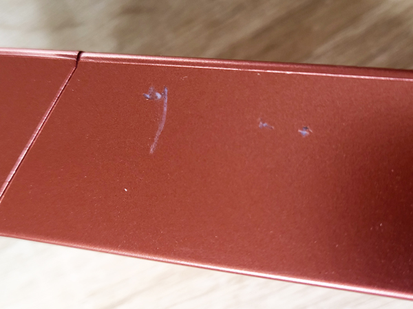 Sigarettendoosje lang metallic rood (beschadigd)